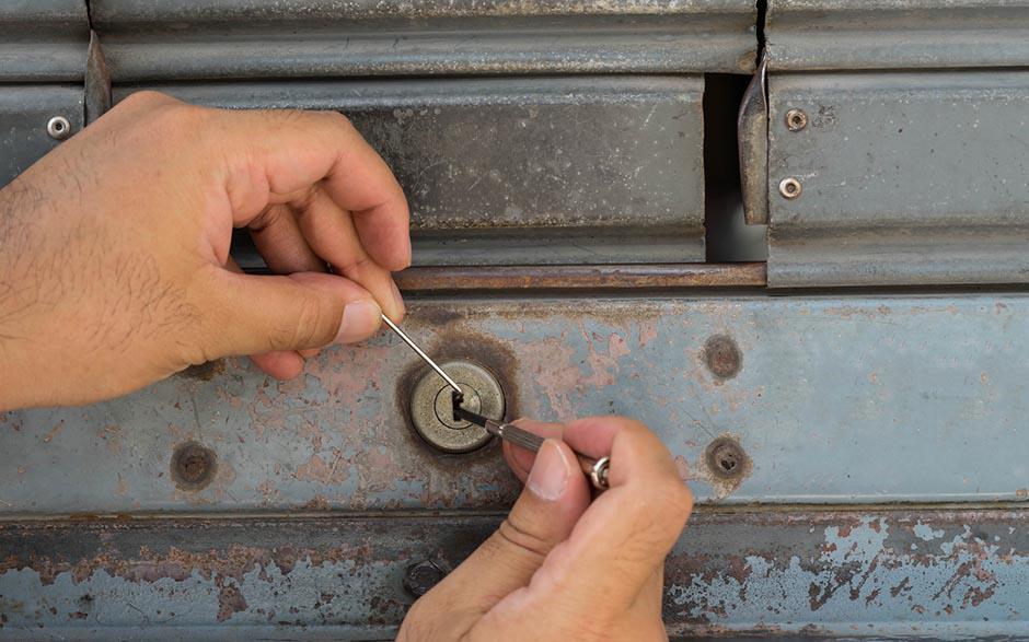 Istres porte serrure Vachette