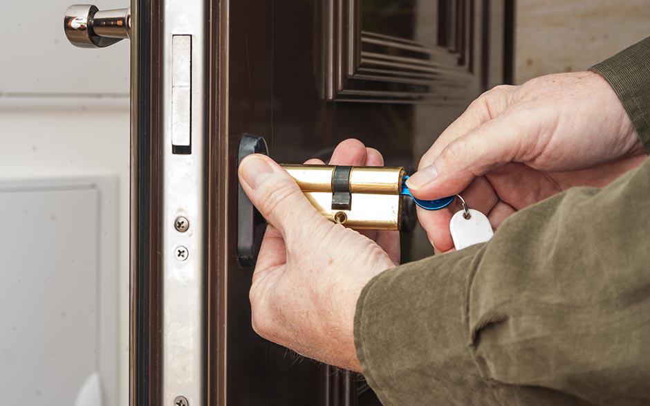 Istres porte serrure Vachette