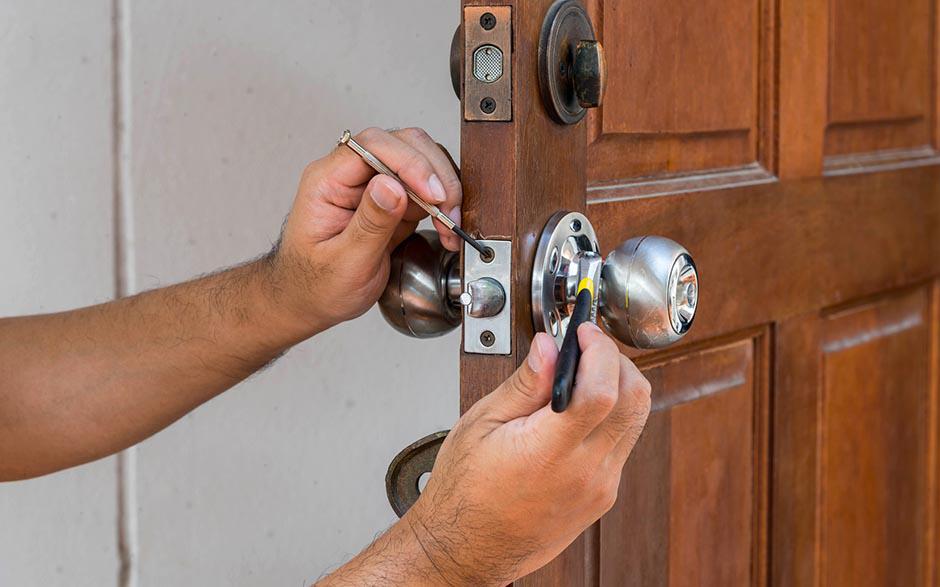 Istres porte serrure Vachette