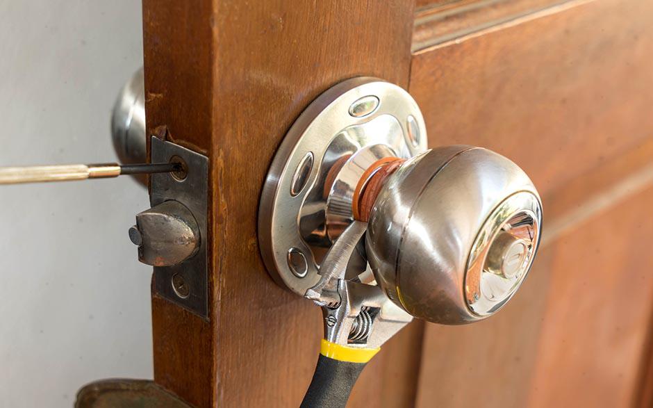 Istres porte serrure Vachette